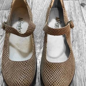 Alegria Women's Brown Patterned Mary Jane pumps